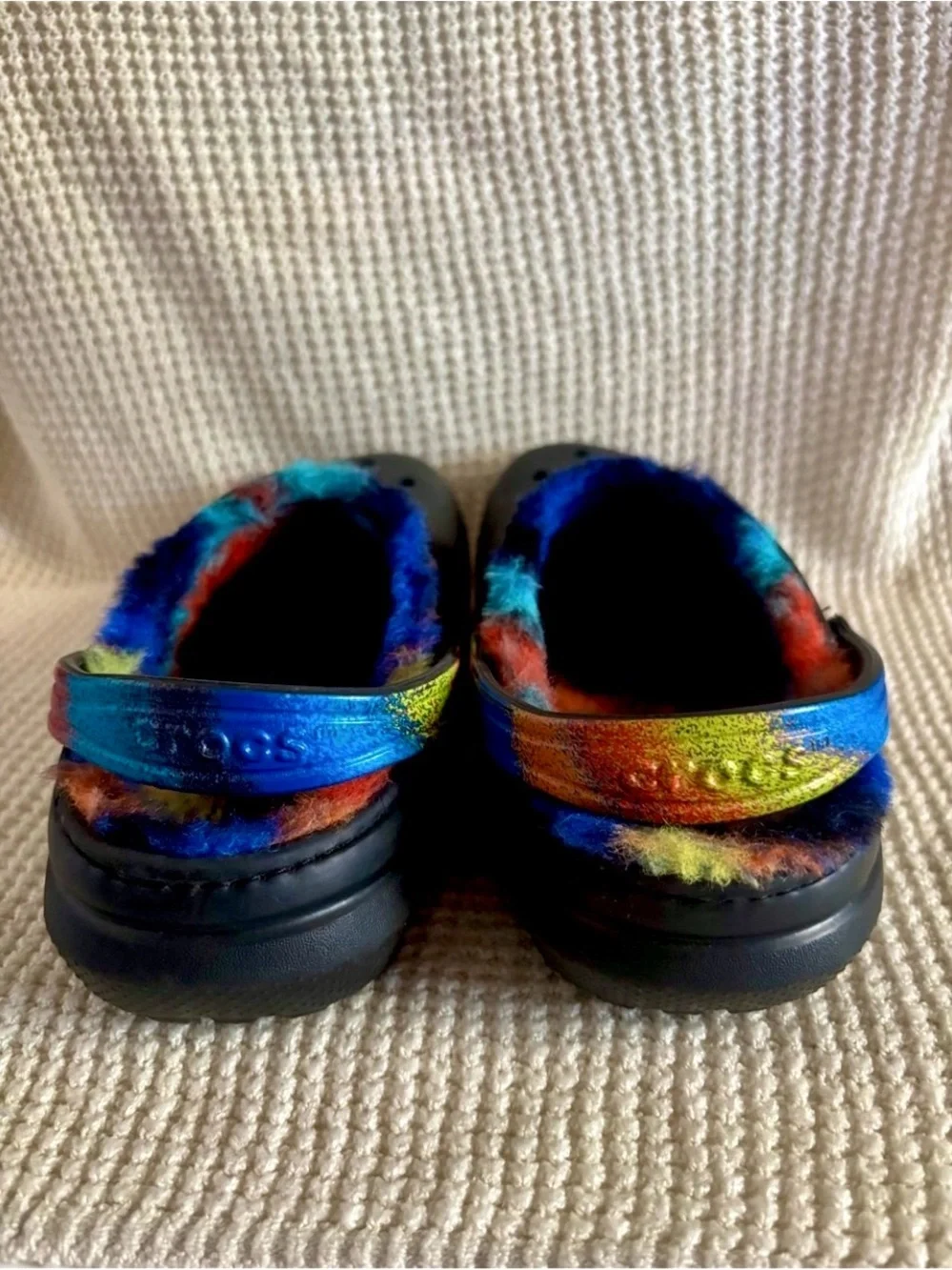 Crocs Kids 4 Black Lined Clogs – Rainbow Fuzzy Interior - Picture 4 of 11